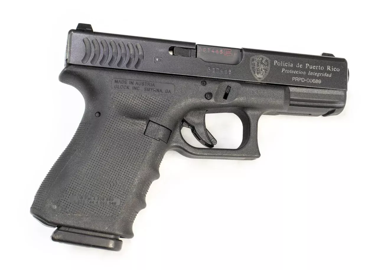 Glock G23 Gen 3 .40cal Semi-Auto 4" Barrel Fixed Sights Factory Handgun with Puerto Rico Police Crest - Excellent Condition